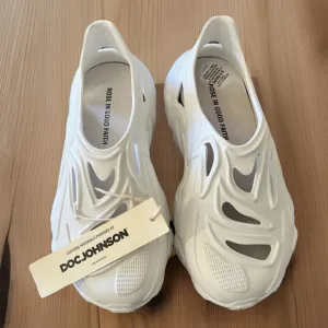 Rose In Good Faith Shoes in men's size 9 are a stylish and comfortable