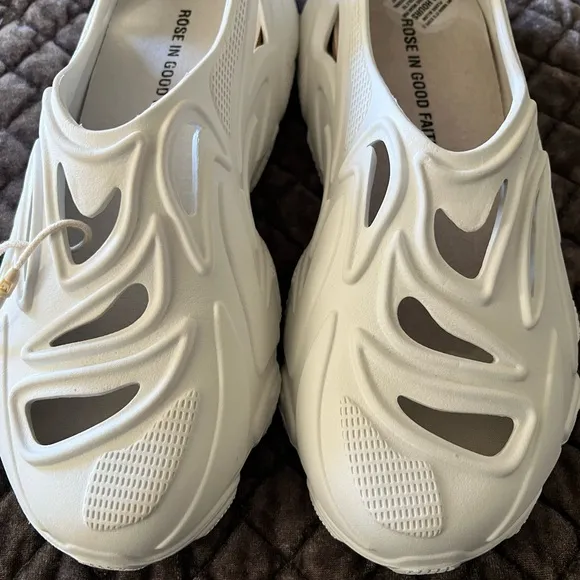 Rose In Good Faith Shoes in men's size 9 are a stylish and comfortable