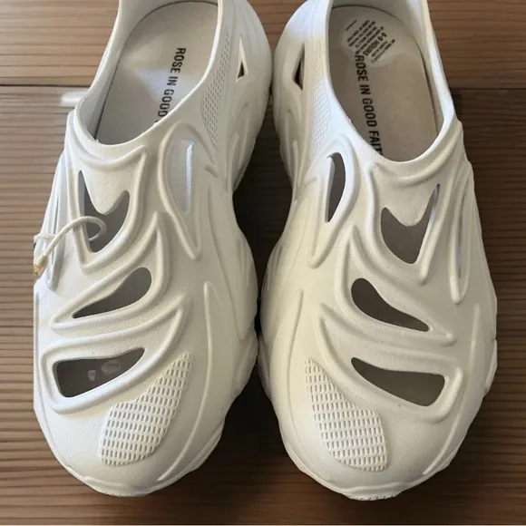 Rose In Good Faith Shoes in men's size 9 are a stylish and comfortable