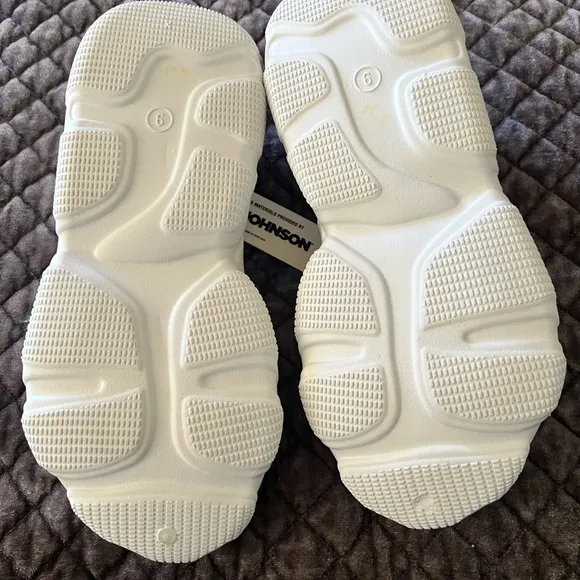 Rose In Good Faith Shoes in men's size 9 are a stylish and comfortable