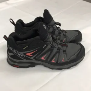 Salomon Womens Hiking Shoes size 8.5 US