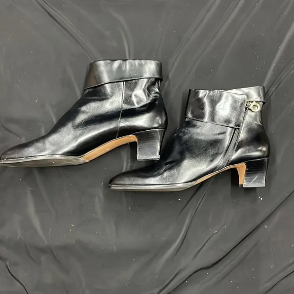 Salvatore Ferragamo ankle boots in black, size 9 1/2