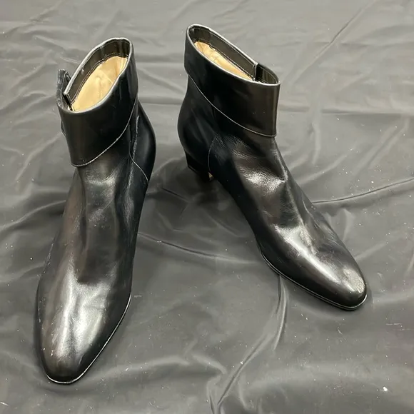 Salvatore Ferragamo ankle boots in black, size 9 1/2