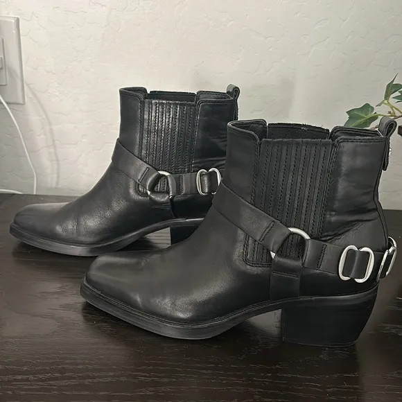 SAME EDELMAN WOMAN’S BELLAMIE BOOT BLACK LEATHER WITH SILVER ACENT HARNESS SZ 9