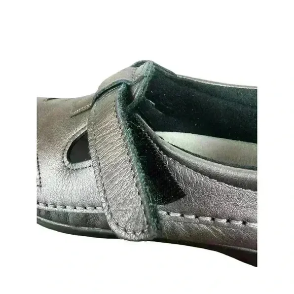 SAS 6M Roamer Women's Silver Leather Mary Janes Shoes Retails $180 NICE