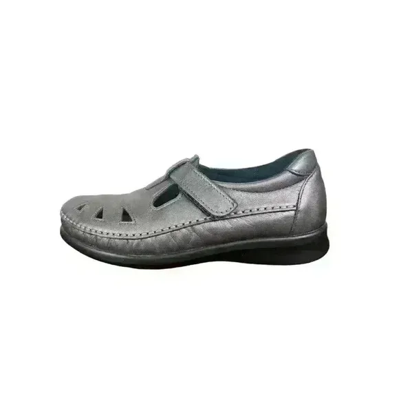 SAS 6M Roamer Women's Silver Leather Mary Janes Shoes Retails $180 NICE