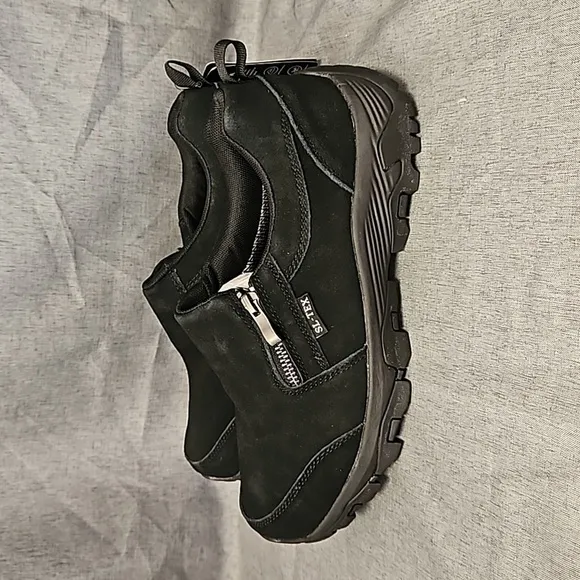 Shulook Men's Waterproof Slip On Hiking Shoes, Black, Size 8.5 Lot #588