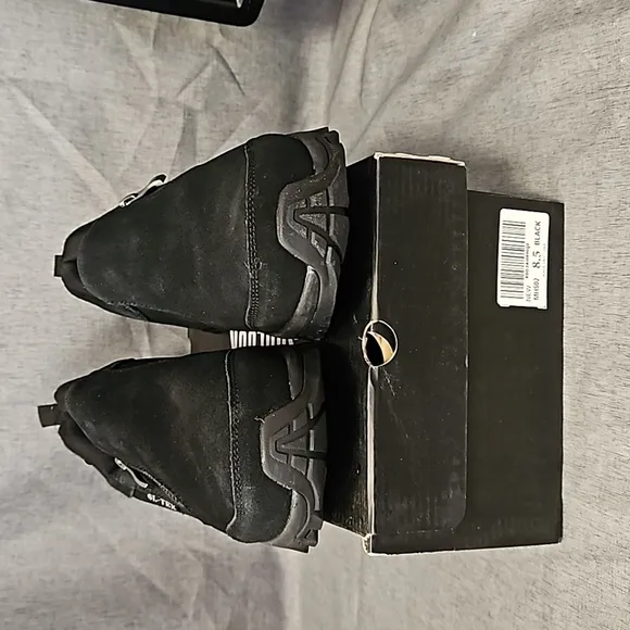 Shulook Men's Waterproof Slip On Hiking Shoes, Black, Size 8.5 Lot #588