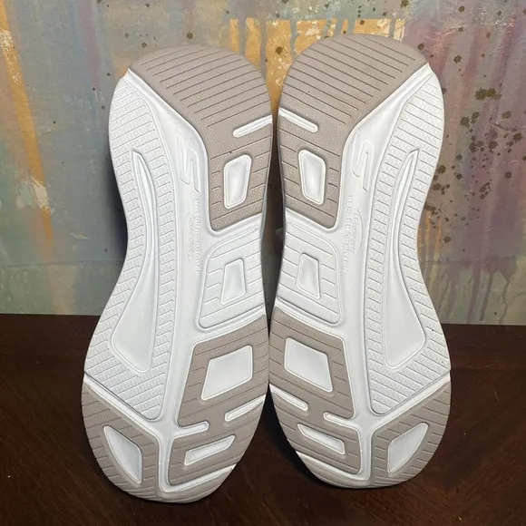 Skechers Women's  Go Run Max Cushion Elite 2.0 White sneakers size 8 NWOT