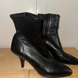Sleek Black Heeled Boots with Side Zipper