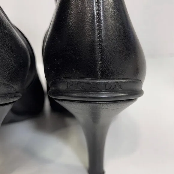 Sleek Black Heeled Boots with Side Zipper