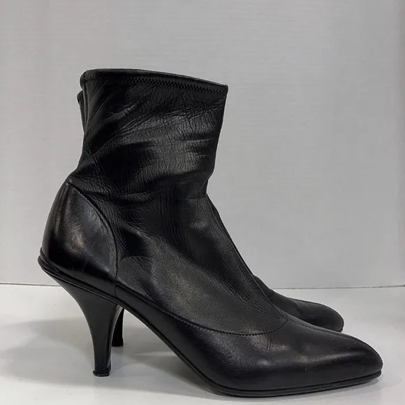 Sleek Black Heeled Boots with Side Zipper