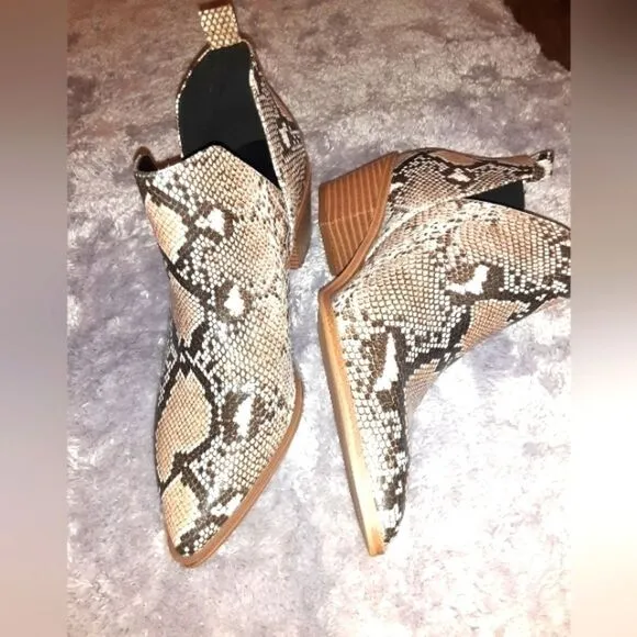 Snakeprint cut out ankle boots sz 9.5