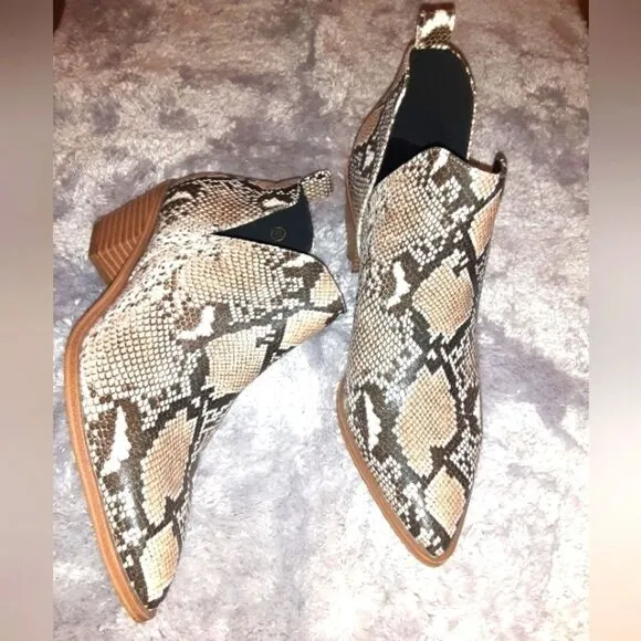 Snakeprint cut out ankle boots sz 9.5