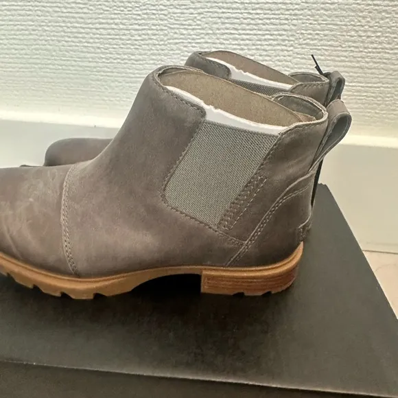 Sorel Emelie Chelsea WP Womens Shoes - Gray