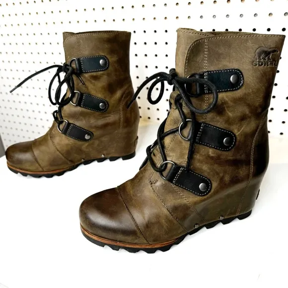 Sorel | Joan of Arctic Wedge Waterproof Winter Bootie in Distressed Tan Sz. 8