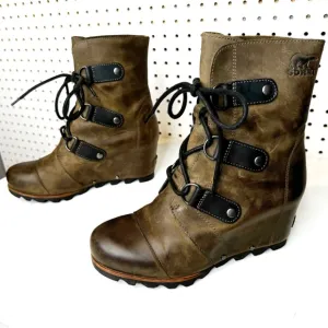 Sorel | Joan of Arctic Wedge Waterproof Winter Bootie in Distressed Tan Sz. 8