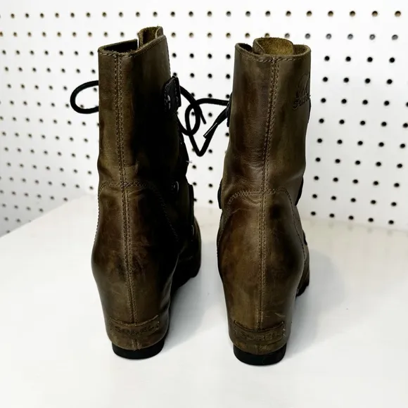 Sorel | Joan of Arctic Wedge Waterproof Winter Bootie in Distressed Tan Sz. 8