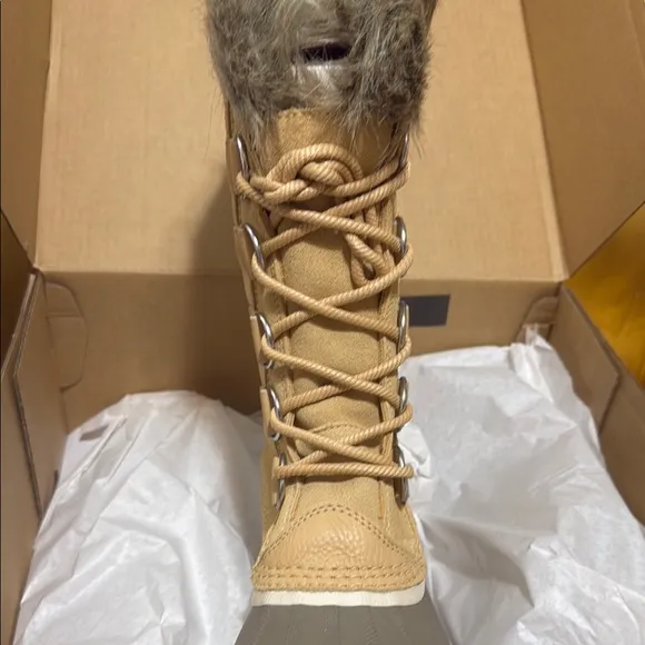 Sorel NIB Women's Tan and Gray Winter Boots