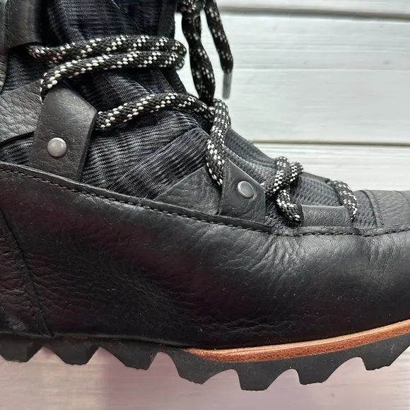 Sorel Sandy Wedge Boot Black size 6.5