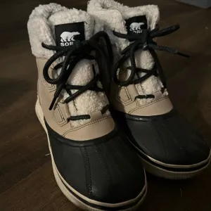 Sorel women Black and Cream Winter Boots