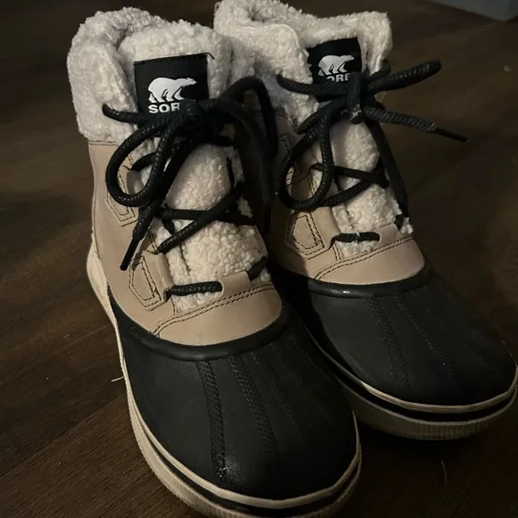 Sorel women Black and Cream Winter Boots