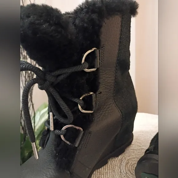 SOREl Women's Black Leather real Fur-Lined Boots Siz 8.Like New