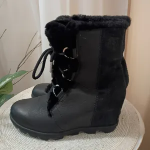 SOREl Women's Black Leather real Fur-Lined Boots Siz 8.Like New