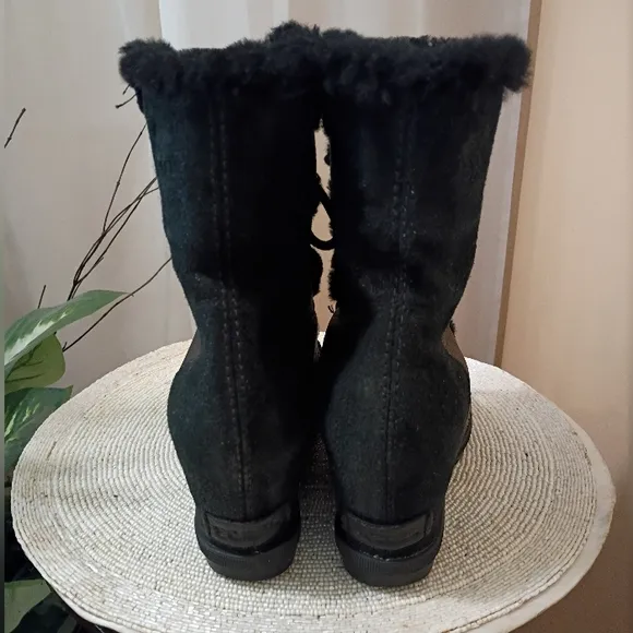 SOREl Women's Black Leather real Fur-Lined Boots Siz 8.Like New