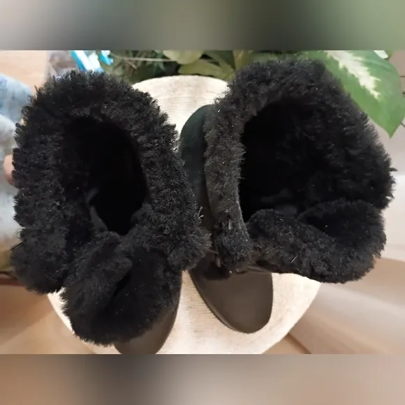 SOREl Women's Black Leather real Fur-Lined Boots Siz 8.Like New