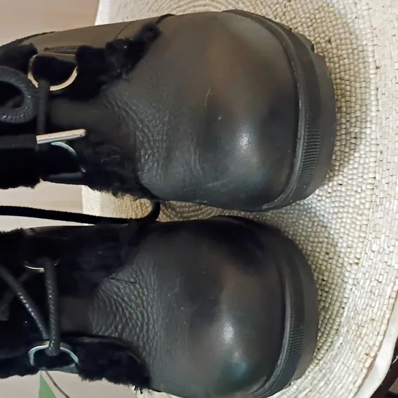 SOREl Women's Black Leather real Fur-Lined Boots Siz 8.Like New