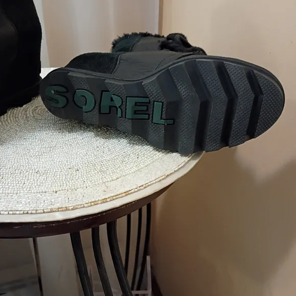 SOREl Women's Black Leather real Fur-Lined Boots Siz 8.Like New