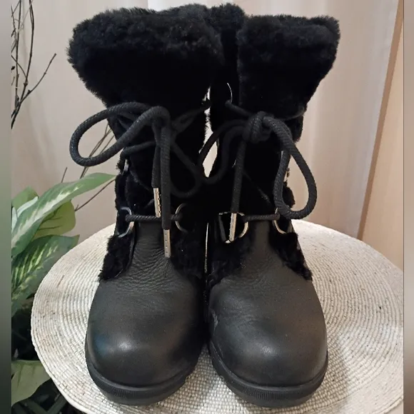 SOREl Women's Black Leather real Fur-Lined Boots Siz 8.Like New