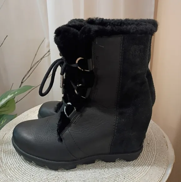 SOREl Women's Black Leather real Fur-Lined Boots Siz 8.Like New