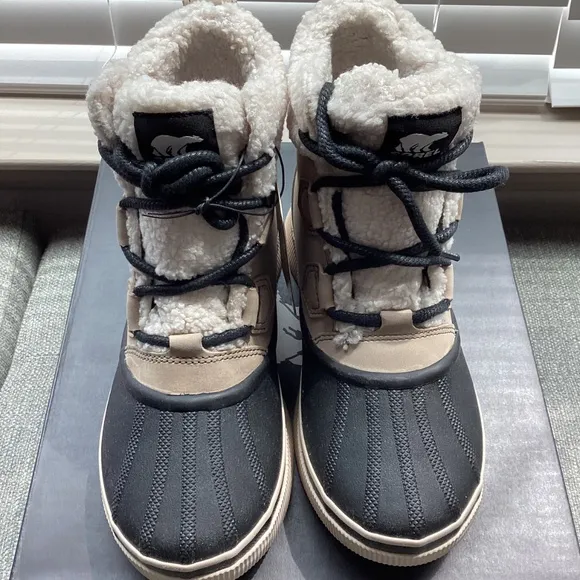 Sorel Women's Out N About IV Chillz Waterproof Booties, size 8