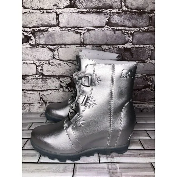 Sorel x Disney Joan of Arctic Metallic Silver Lace Wedge Frozen Boots Women 5/37