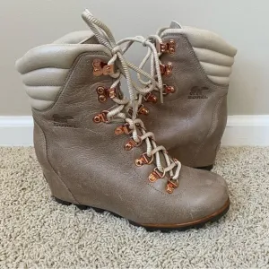 Sorel Joan of Arctic Conquest Wedge Boots Holiday 6.5