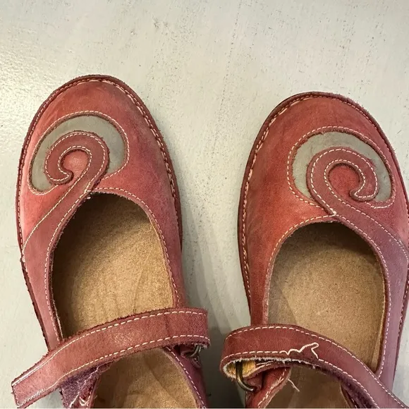 Spring Step Women’s Cosmic-Red Leather Adjustable Strap Shoes Size 38 (7/8) GUC
