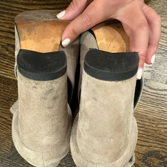 Stuart Weitzman Fossil Suede Opendoor heel