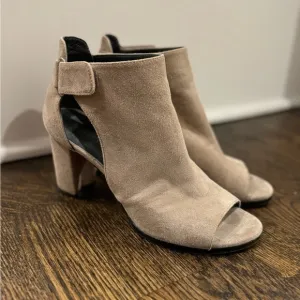 Stuart Weitzman Fossil Suede Opendoor heel