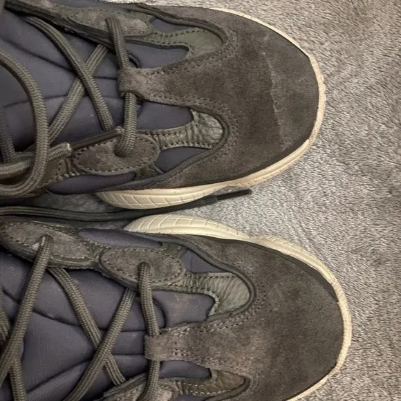 Stylish Sneakers in Black and Cream