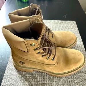 Timberland tan leather nubuck suede women’s lug sole boots 8.5 all weather