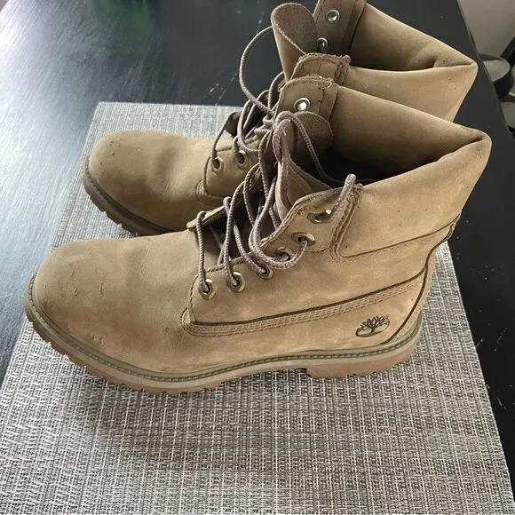 Timberland tan leather nubuck suede women’s lug sole boots 8.5 all weather