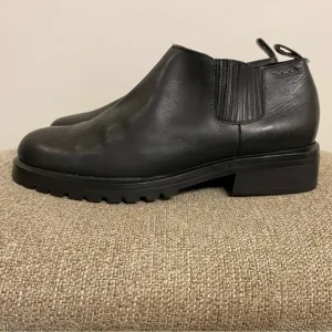 Timberland Waterproof Low Cut Chelsea Boots in Black Leather