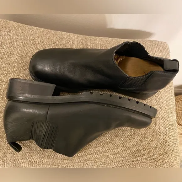 Timberland Waterproof Low Cut Chelsea Boots in Black Leather