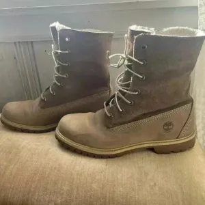 TIMBERLAND|tan suede shearling waterproof cold weather lace up boots|9