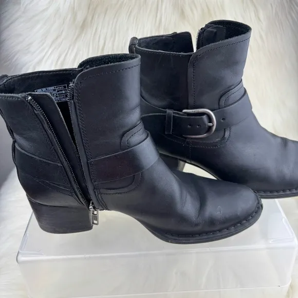 UGG ATWOOD LEATHER MOTORCYCLE BOOTS HEELS BUCKLE SIZE 7 W