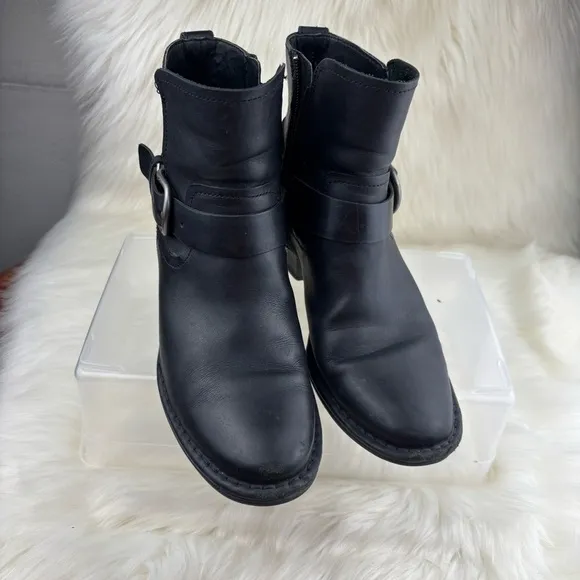 UGG ATWOOD LEATHER MOTORCYCLE BOOTS HEELS BUCKLE SIZE 7 W