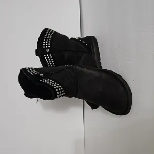Ugg Bowen Swarovski Crystal Bling Studded Boots sz5  Black Pre-owned