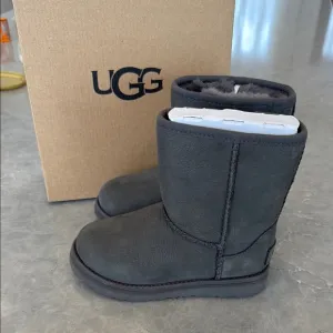 UGG Classic Short Boots in Charcoal toddlers